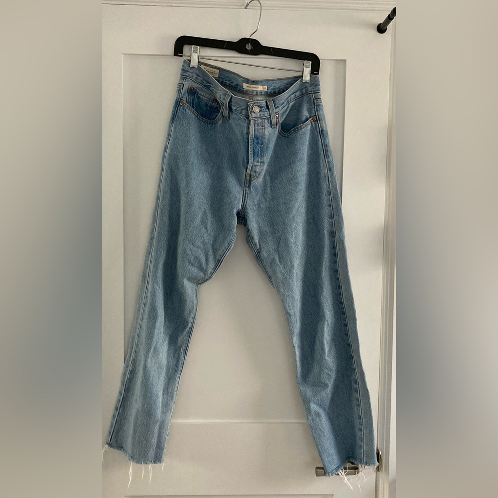 Levi’s Premium wedgie straight blue jeans w/ button fly + frayed hems (read)